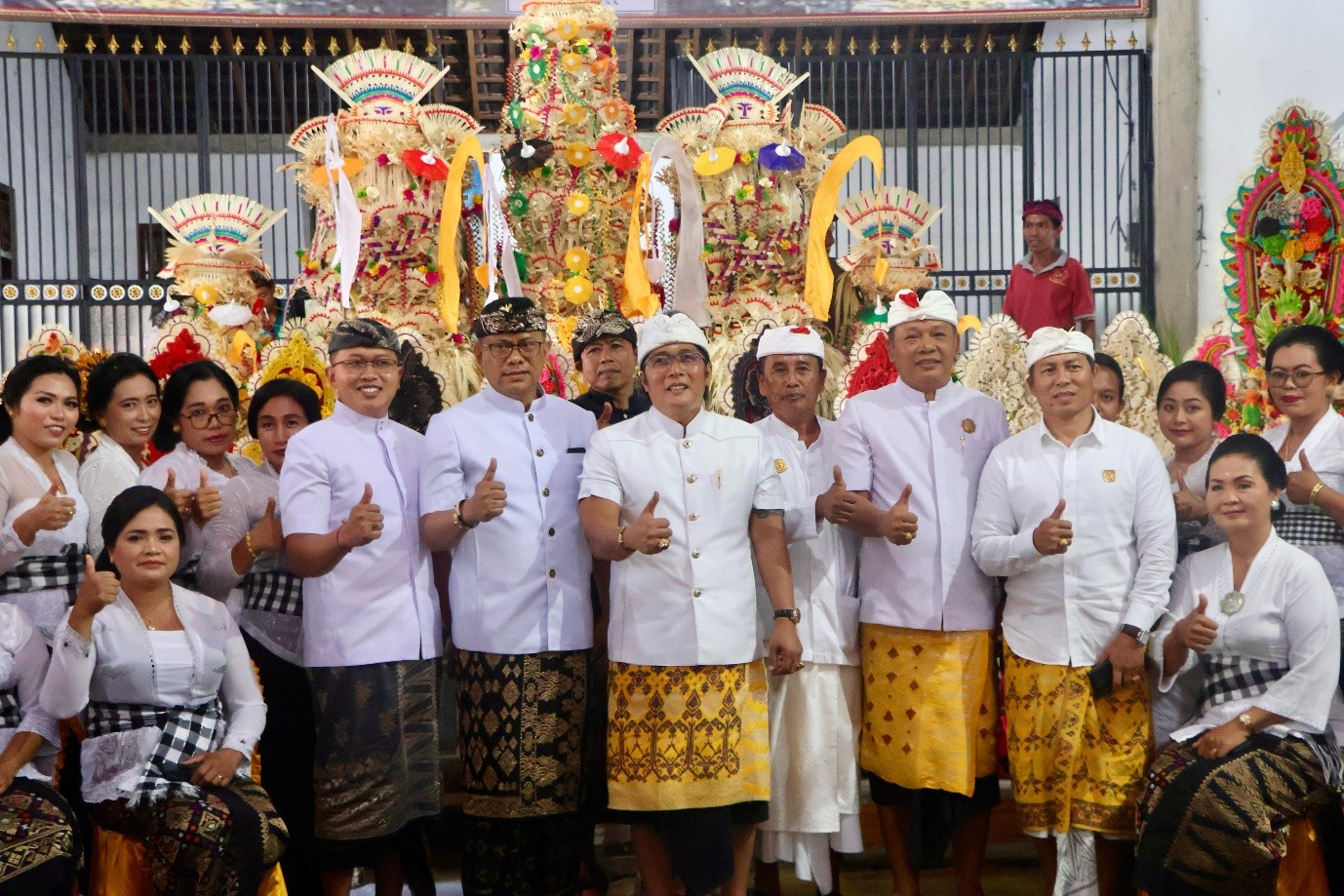 BERSWAFOTO: Wakil Gubernur Bali I Nyoman Giri Prasta berswafoto usai melaksanakan persembahyangan bersama di Pura Puseh Desa Adat Geriana Kangin, Desa Duda Utara, Kecamatan Selat, Karangasem, Anggara Pon-Warigadian, Selasa (1/4). (Foto: Hms Pemprov Bali)