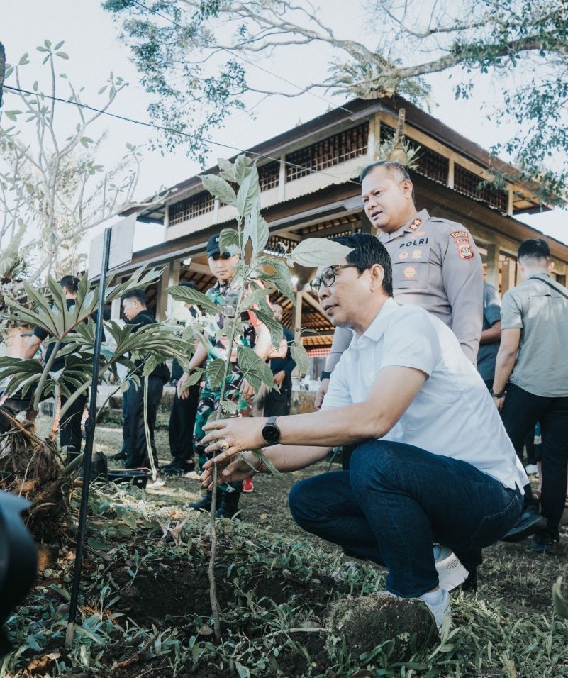 Bupati Adi Arnawa
