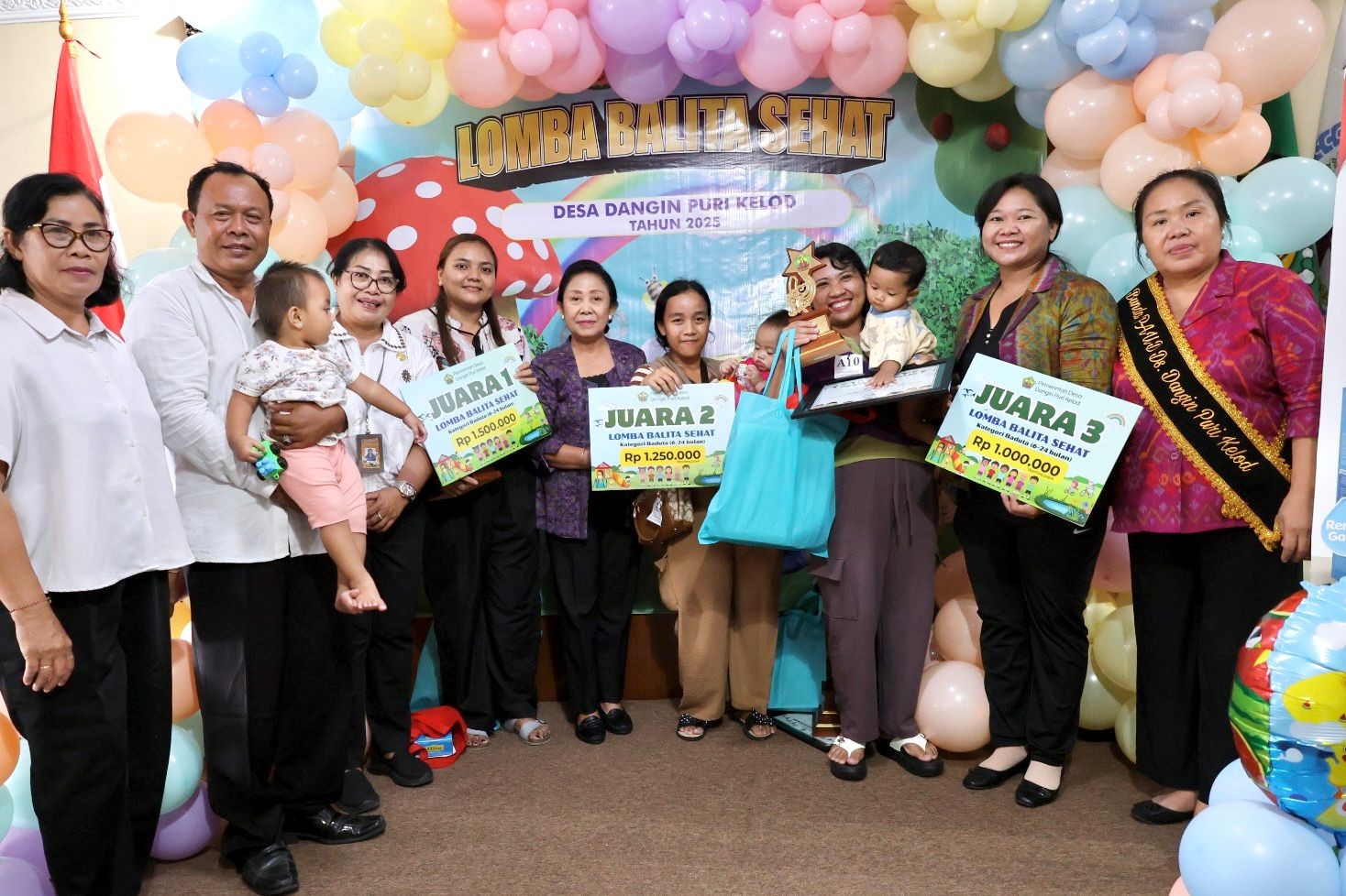 Ketua Bidang 4 TP PKK Denpasar menyerahkan piagam penghargaan kepada para juara Lomba Balita Sehat di Kantor Desa Dangin Puri Kelod