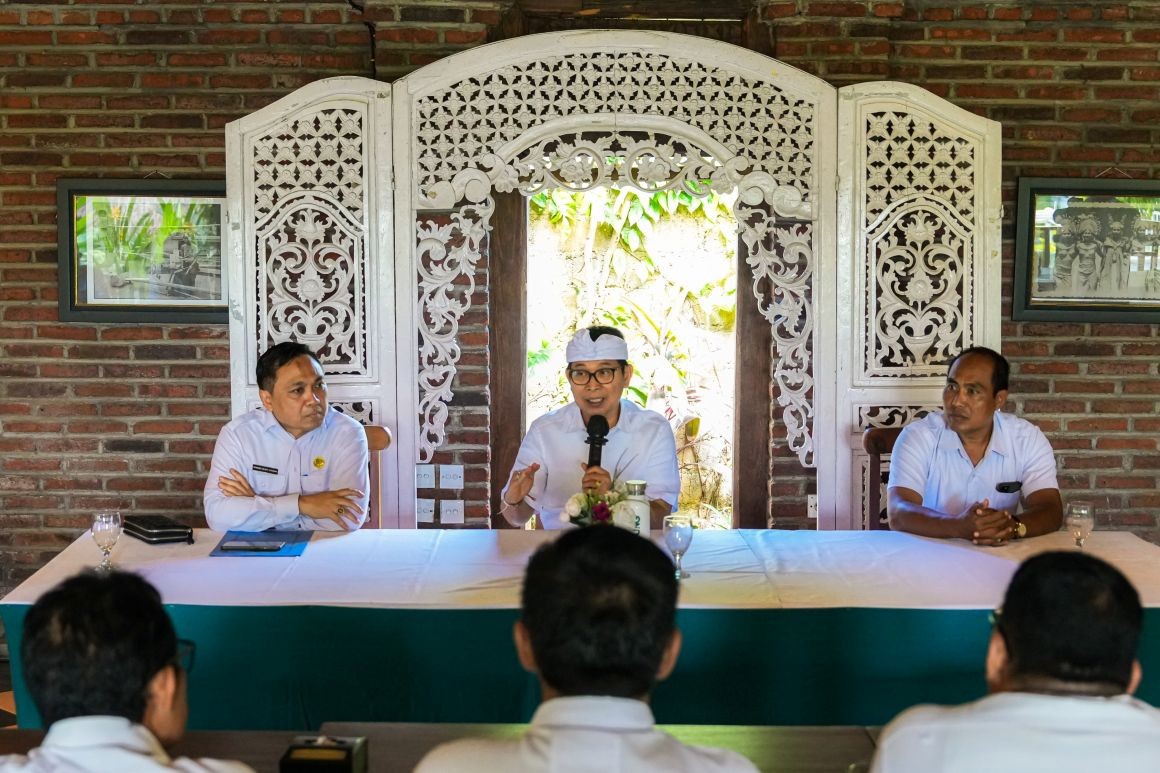 Bupati Adi Arnawa
