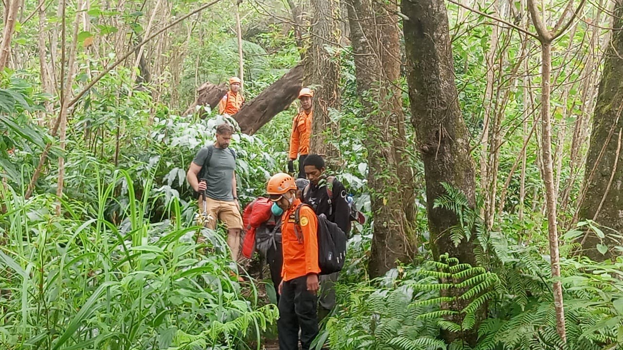 wna cedera di gunung agung