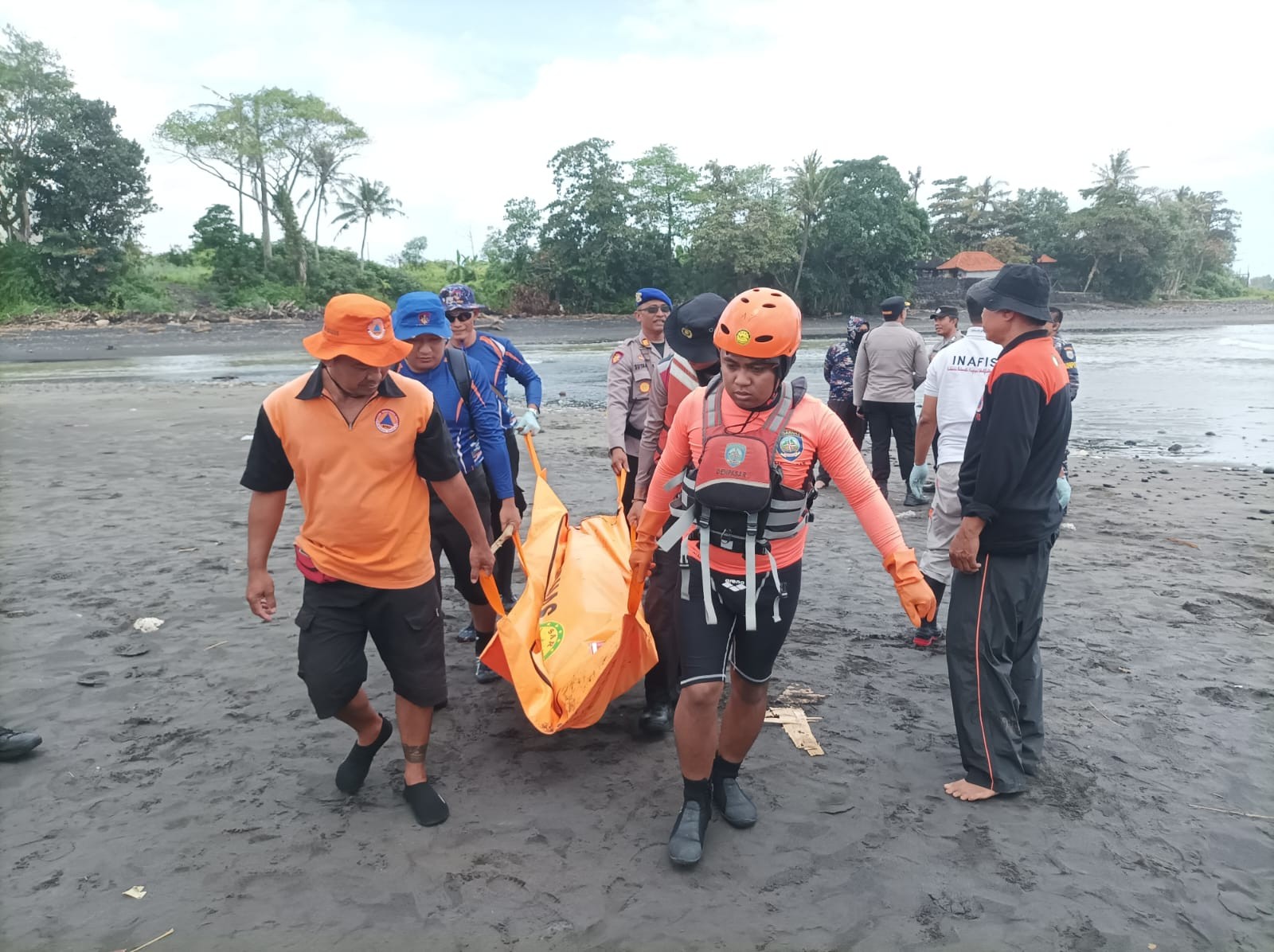 Pantai Mengening