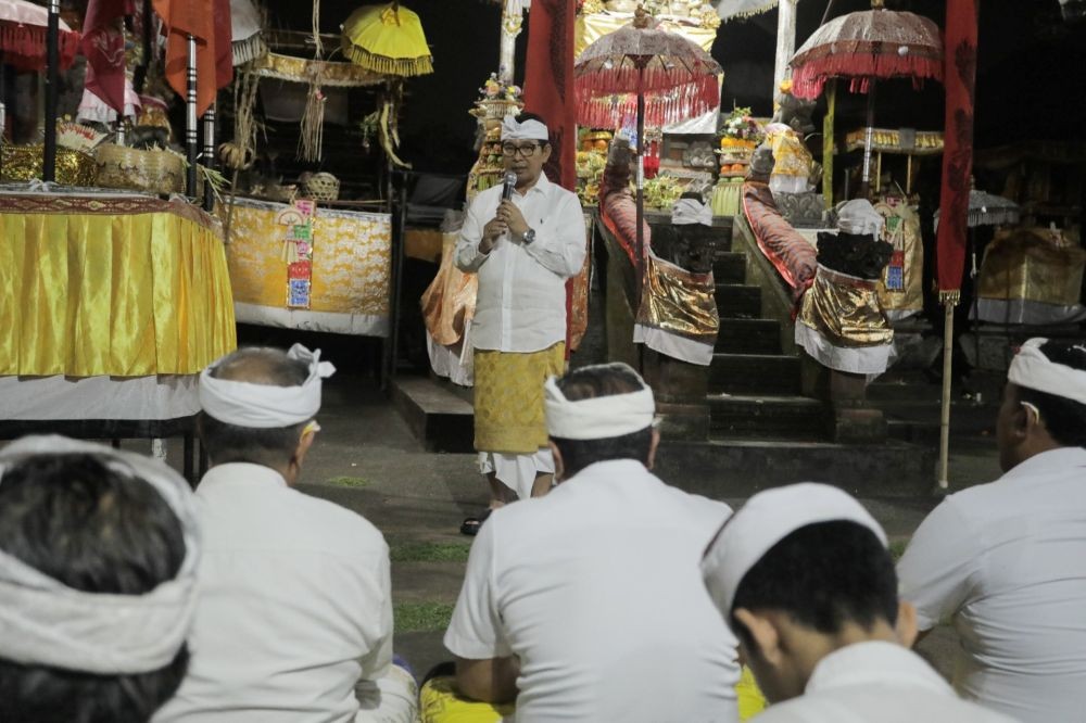 bupati adi arnawa