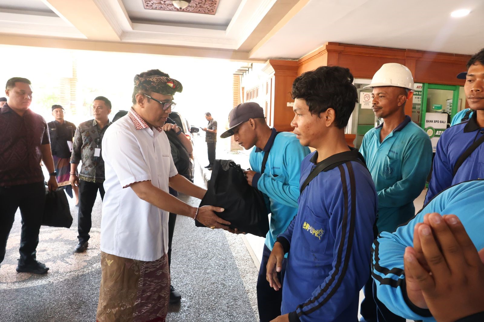 Sebagai bentuk perhatian dan apresiasi, terhadap kinerja para petugas kebersihan sungai yang tergabung dalam Prokasih