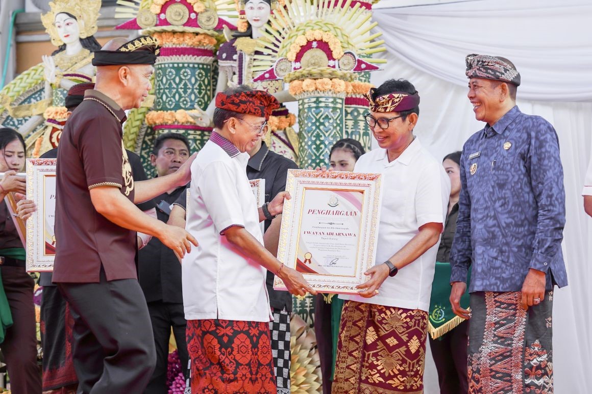 Bupati Adi Arnawa