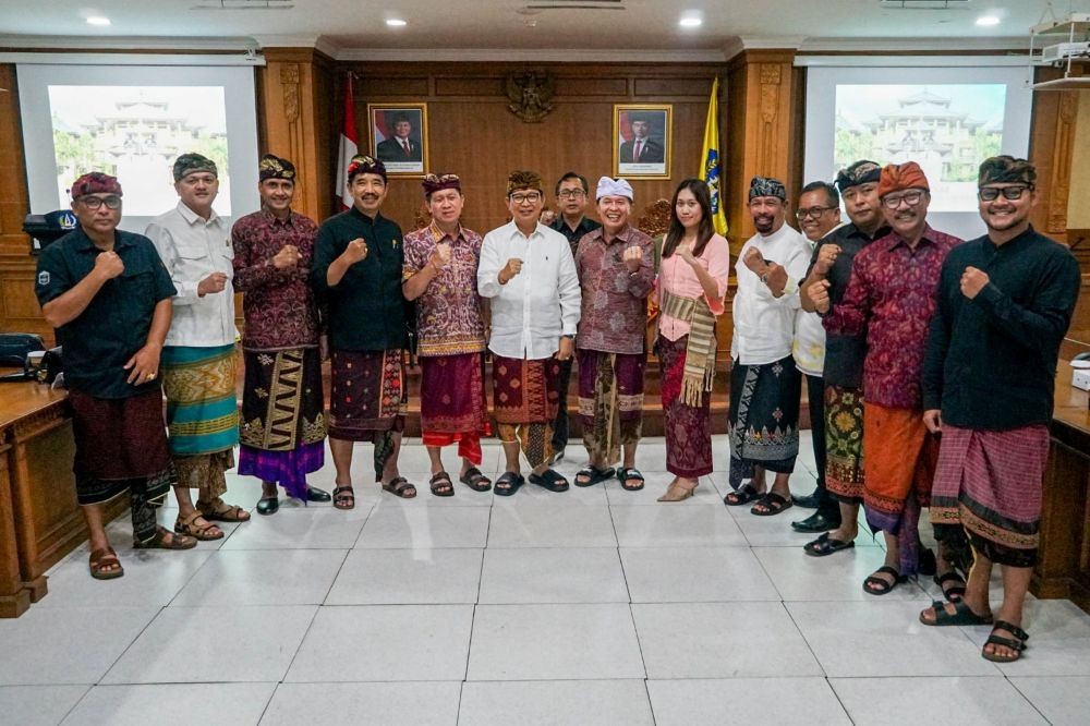 bupati adi arnawa