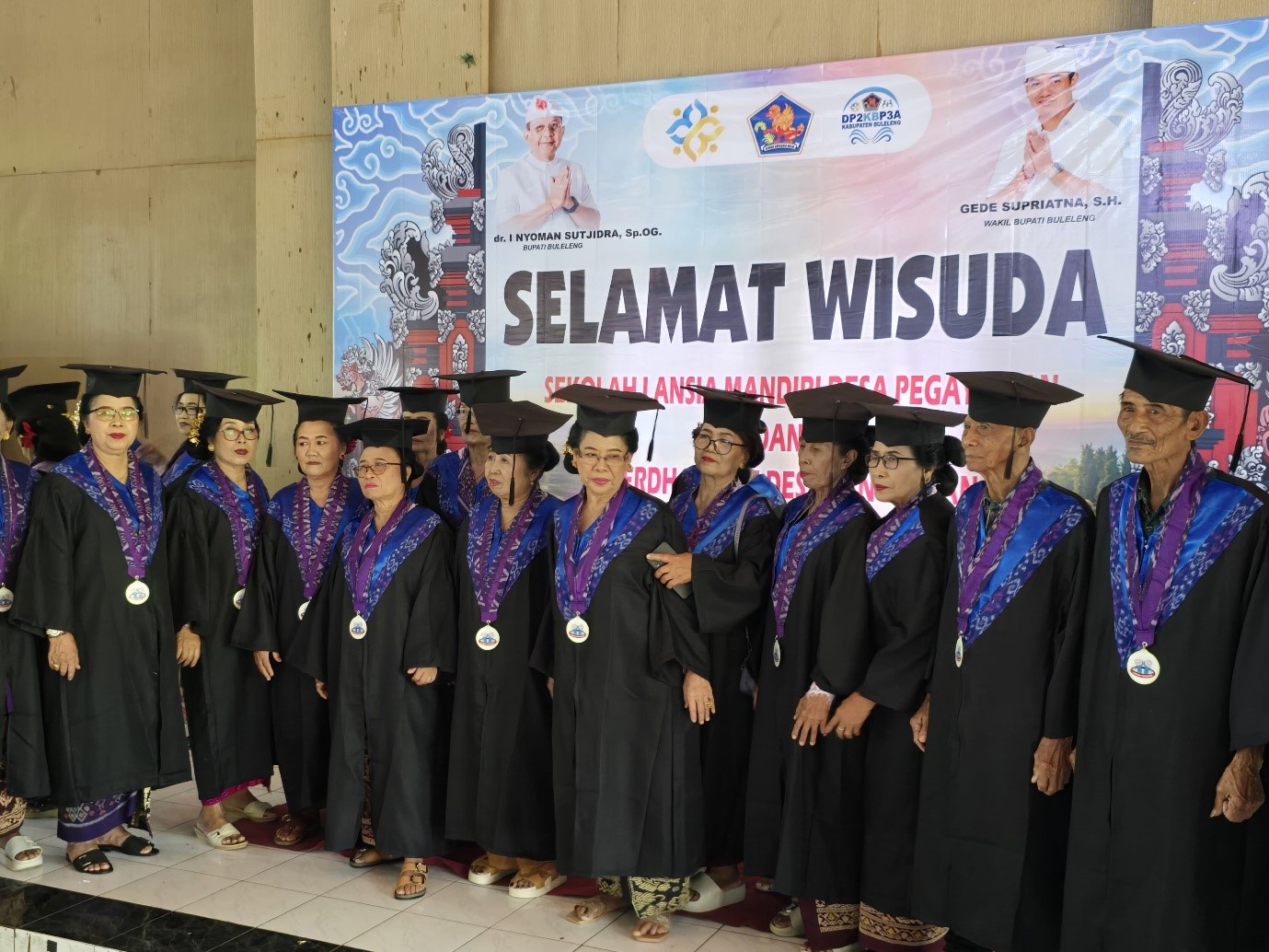 wisuda lansia di buleleng