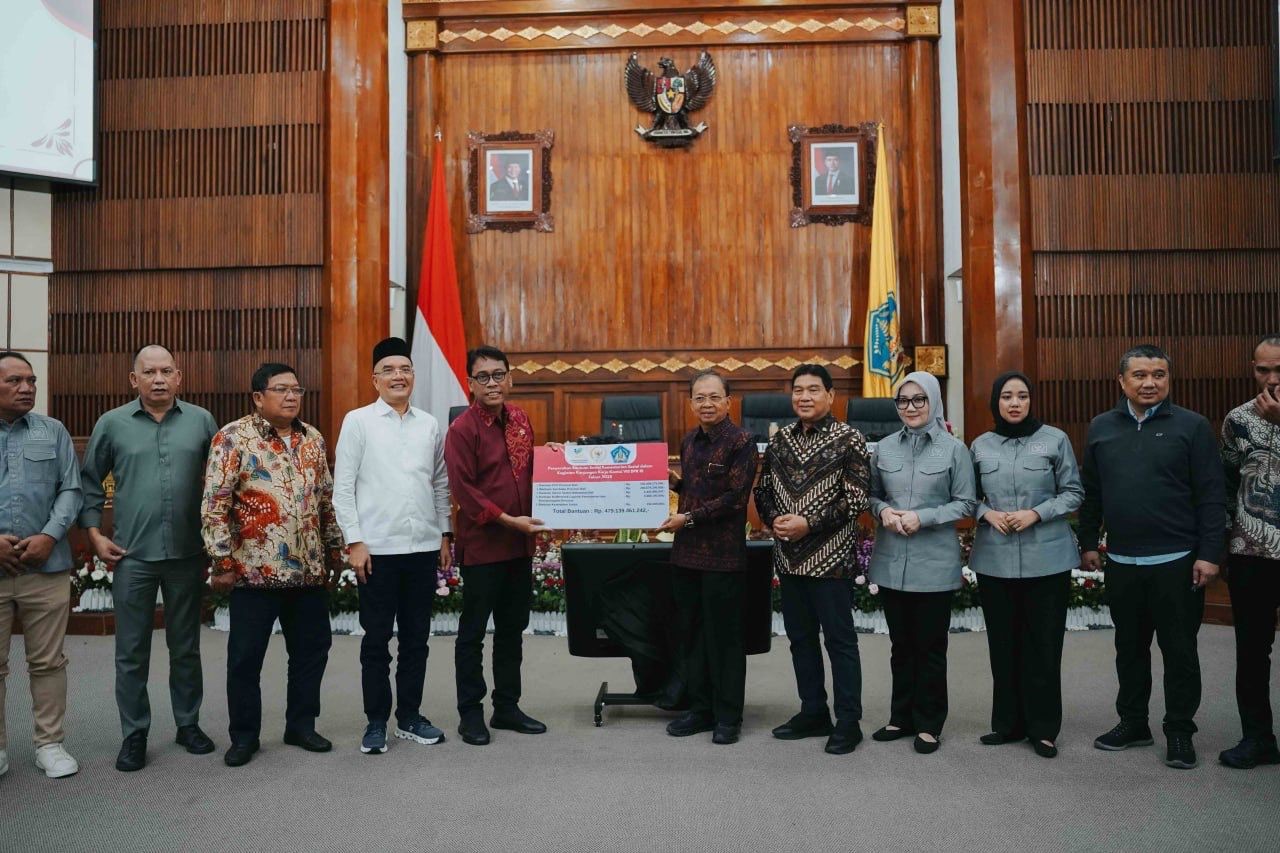 TERIMA BANTUAN: Gubernur Bali, Wayan Koster, menerima bantuan pada kunjungan kerja Komisi VIII DPR RI pada masa reses Persidangan I Tahun Sidang 2025–2026 di Denpasar. (Foto: Hms Pemprov Bali)