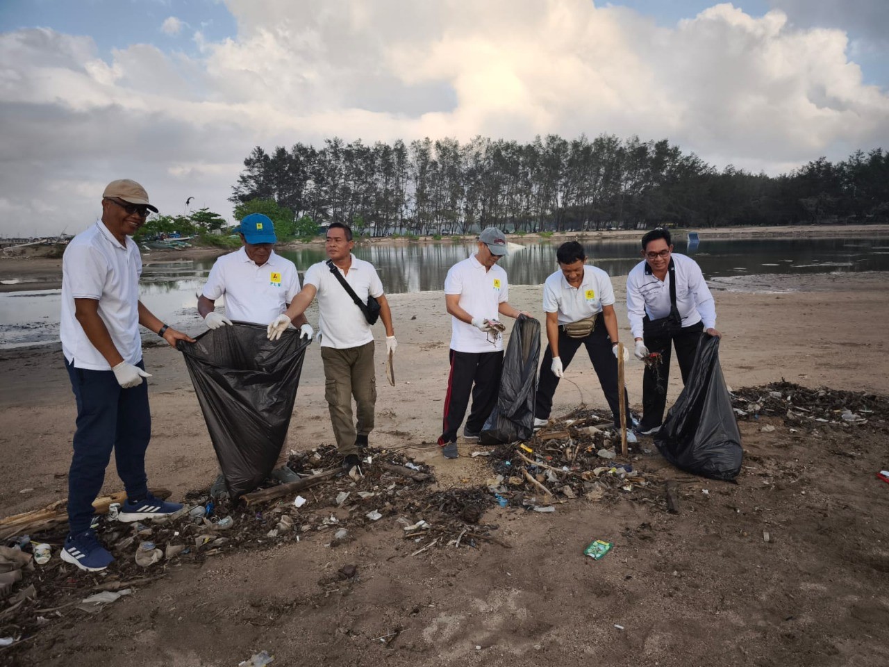 aksi bersih sampah PLN bali