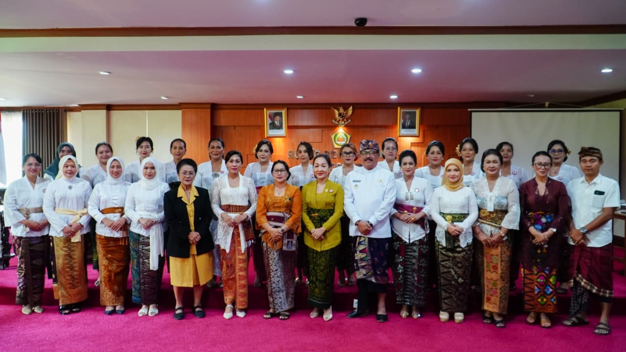Ketua BKOW Provinsi Bali Ny. Seniasih Giri Prasta, mendorong kolaborasi aktif antara Wanita Hindu Dharma Indonesia (WHDI) dan Gabungan Organisasi Wanita (GOW) Kabupaten Gianyar