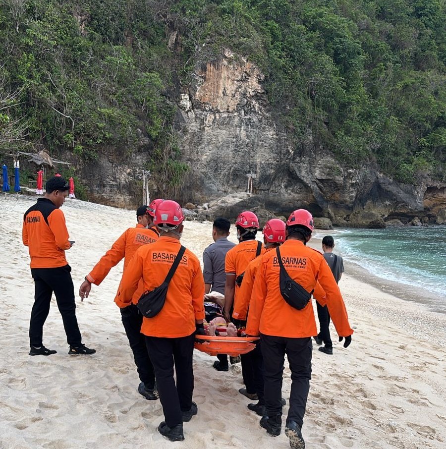 wisatwan terjatuh di Pantai Atuh