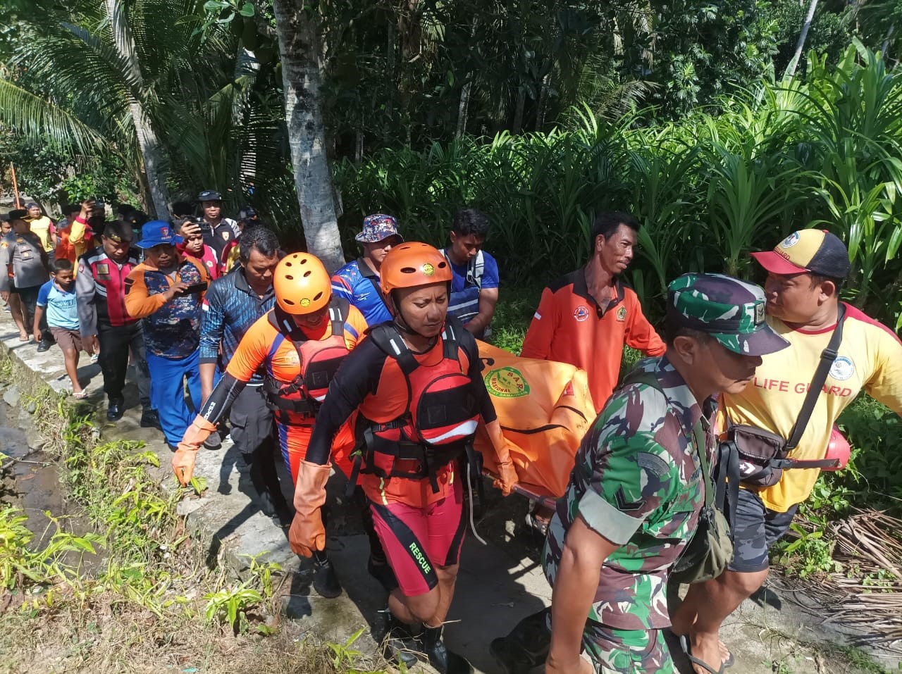 wisatawan jakarta terjatuh di mas