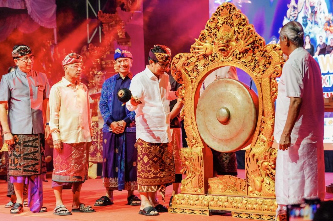 bupati adi arnawa