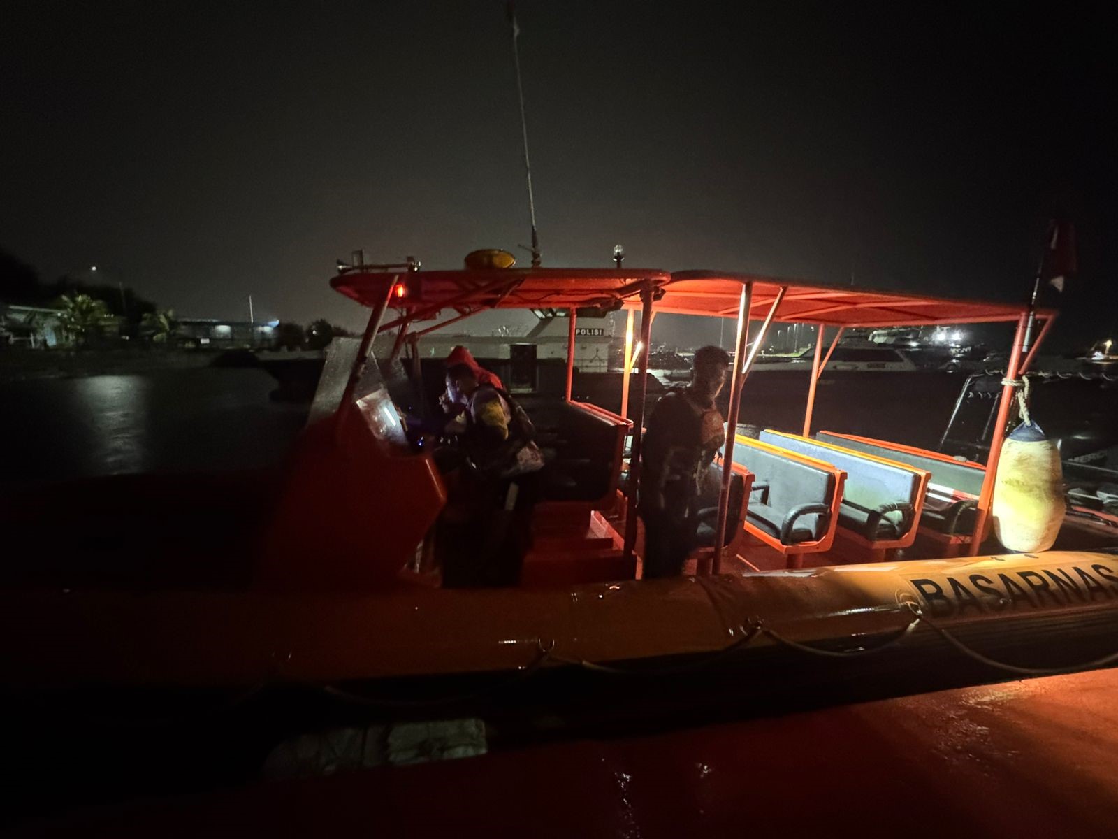 jukung terbalik di nusa dua