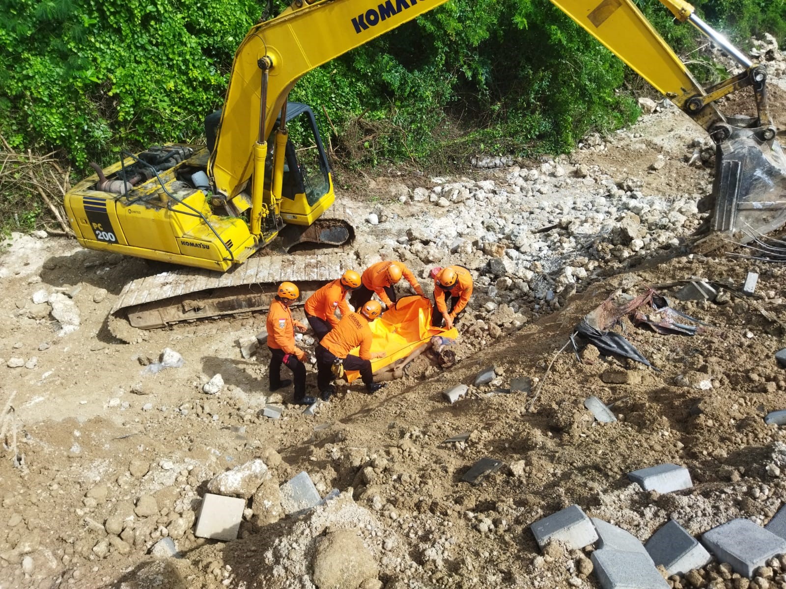 pekerja tertimbun longsor di ungasan