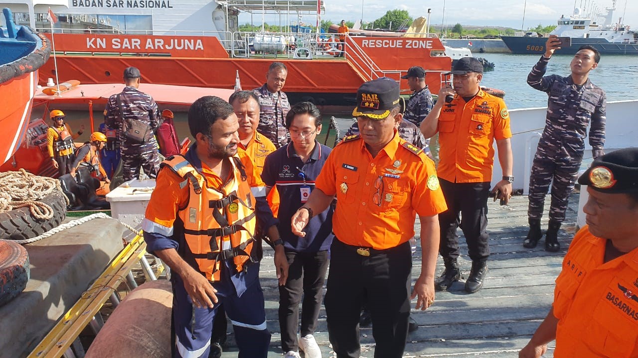 evakuasi crew LC Astrolabe