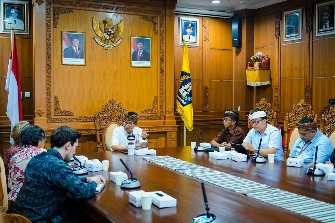 Bupati Adi Arnawa
