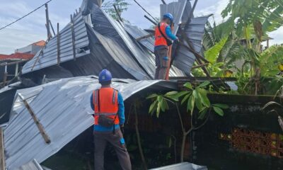 PENGAMANAN: Petugas PLN saat melakukan pengamanan jaringan listrik pada rumah di kawasan Sidakarya Denpasar yang terdampak angin puting beliung. (Foto: Hms PLN UID Bali)