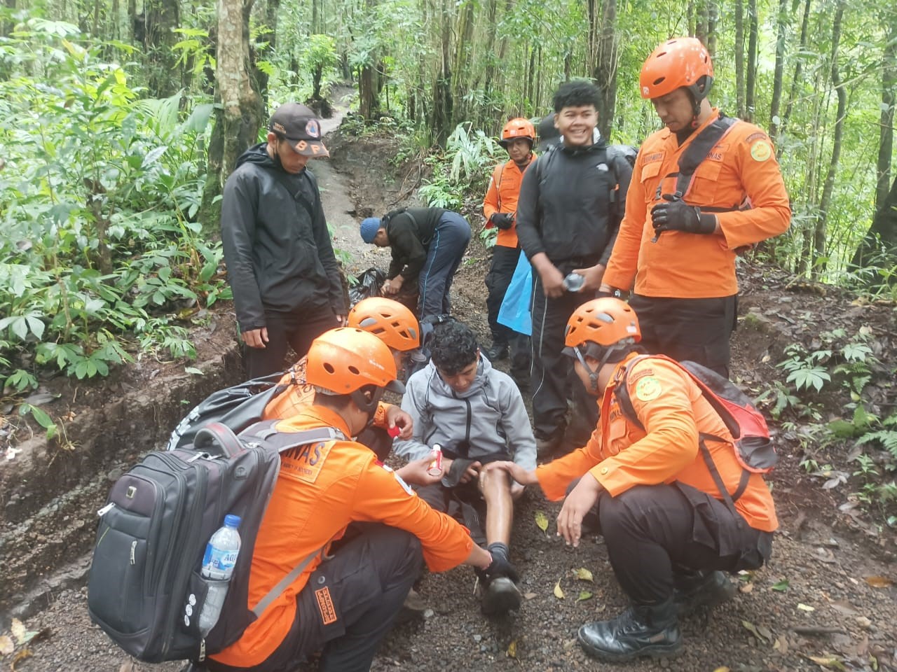 evakuasi pendaki gunung agung