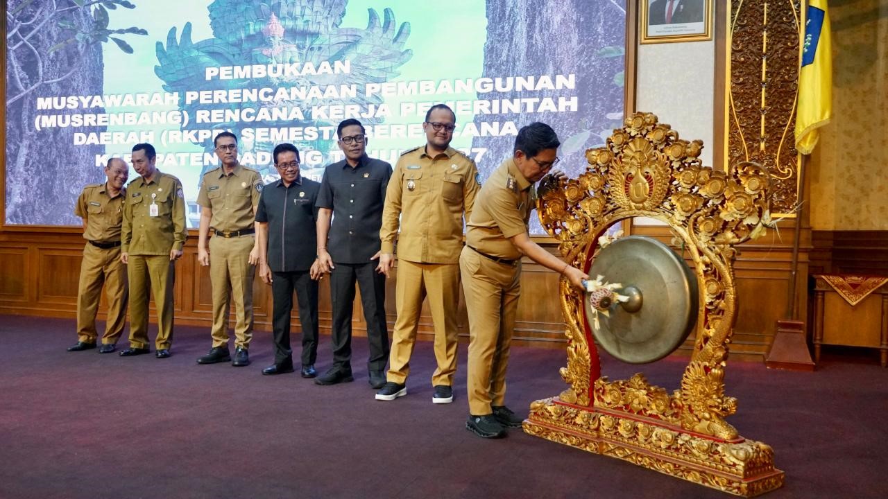 Bupati Adi Arnawa