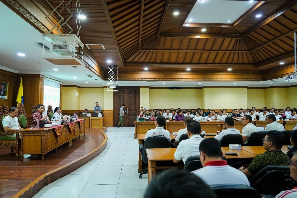 Bupati Adi Arnawa