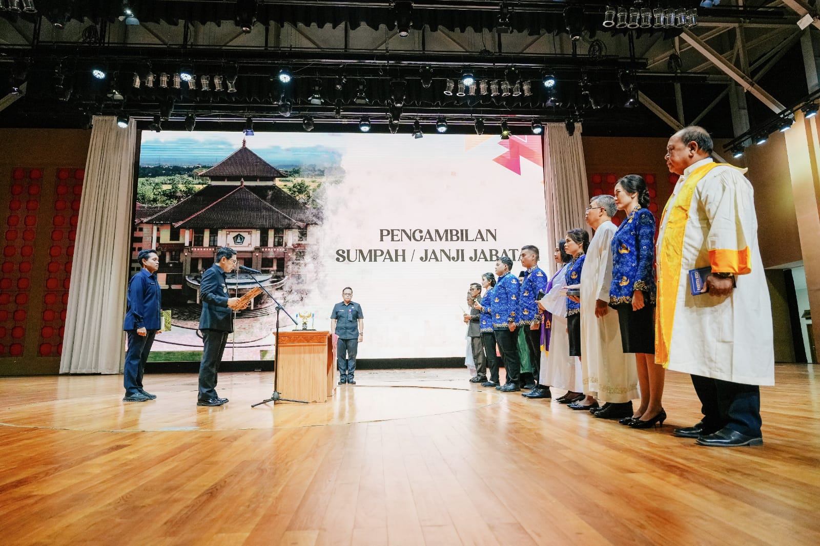 bupati adi arnawa