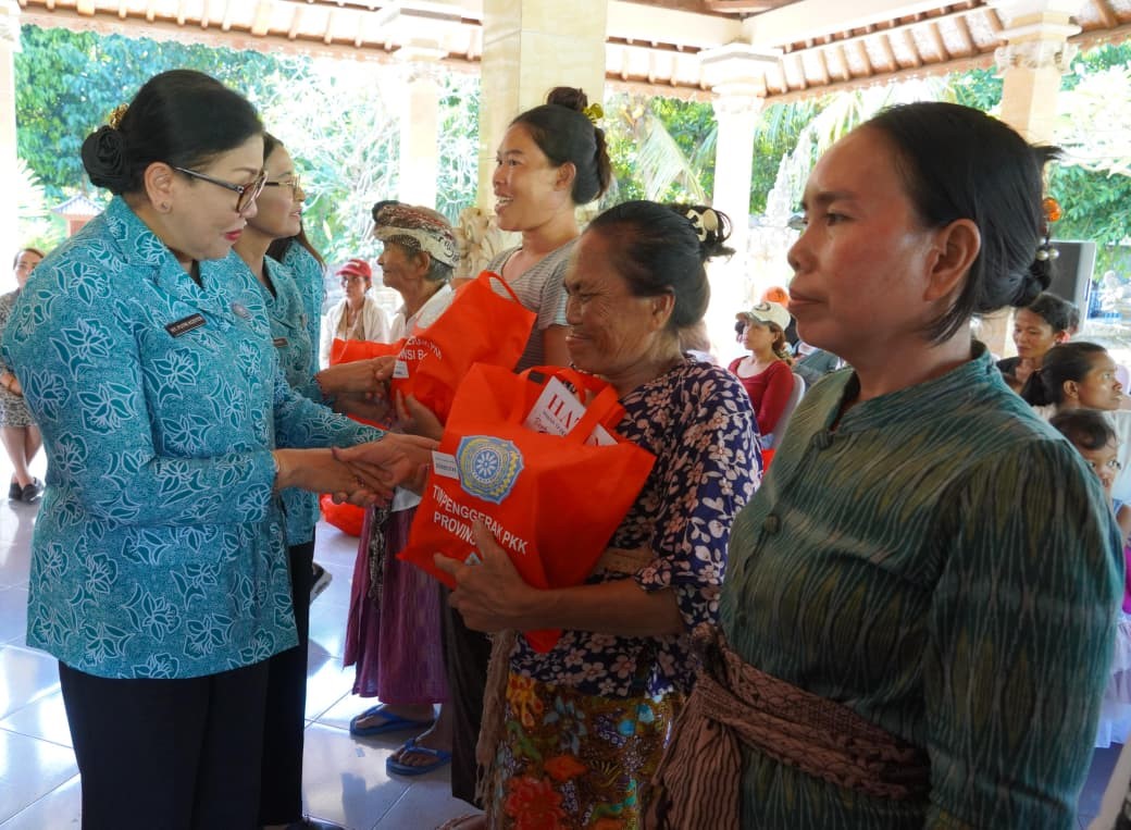 TP PKK) Provinsi Bali melaksanakan aksi sosial “Bergerak dan Berbagi” di tiga desa di Kecamatan Nusa Penida