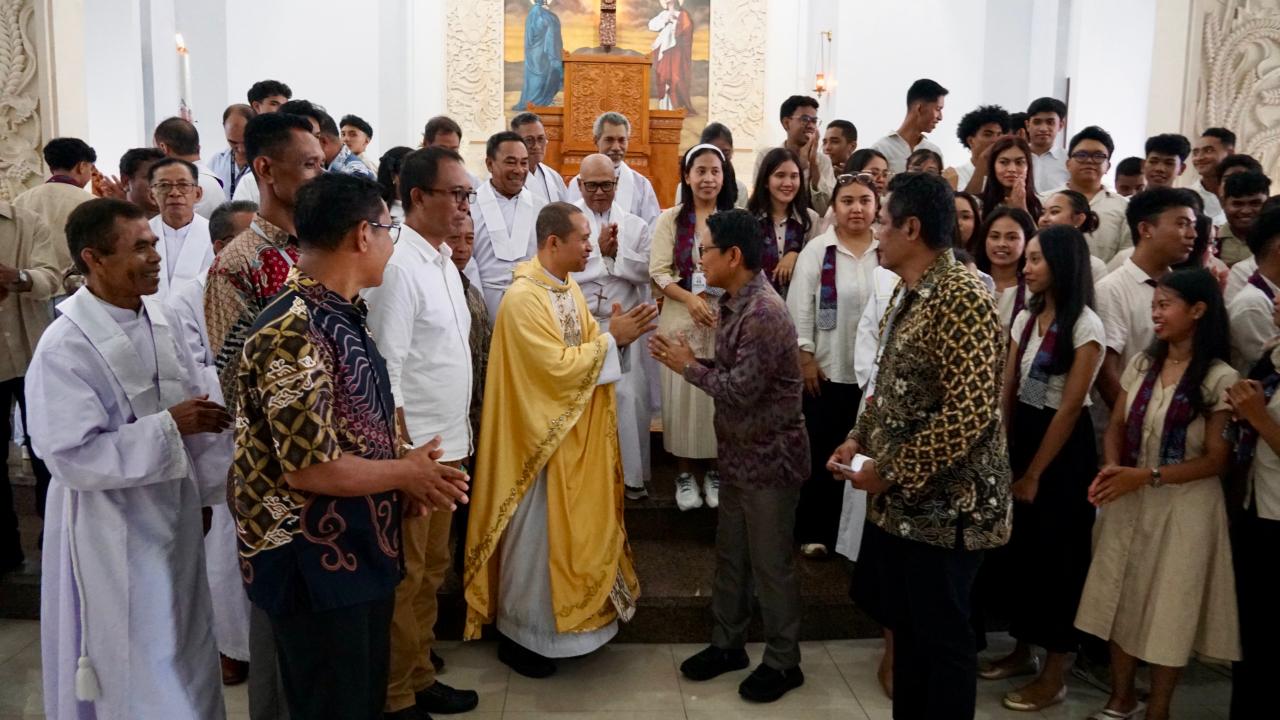 Suasana perayaan Hari Paskah di Gereja Katolik Maria Bunda Segala Bangsa, di lingkungan Pusat Peribadatan Puja Mandala, Kuta Selatan, Badung