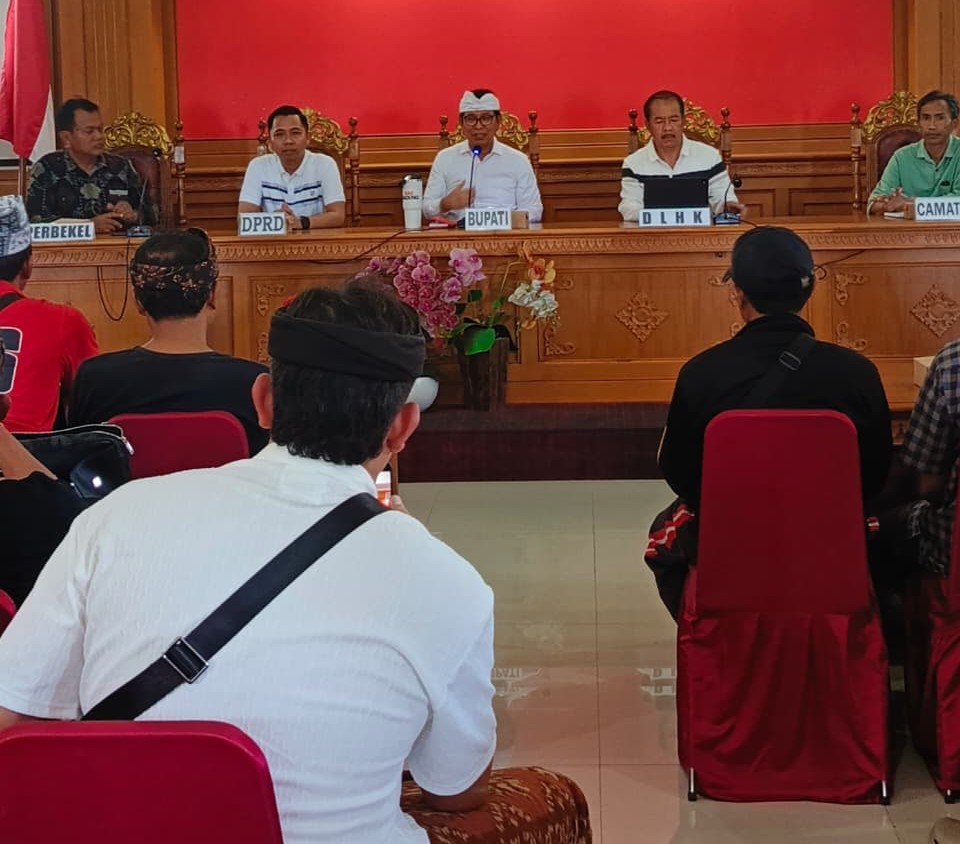 bupati adi arnawabupati adi arnawa