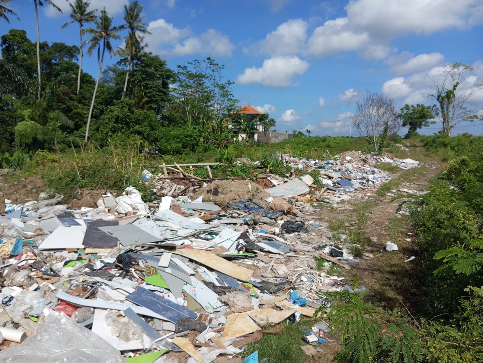 pembakaran sampah di kemenuh