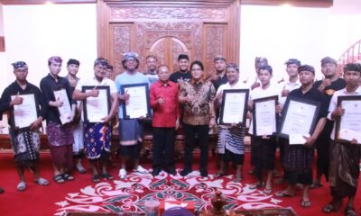 Gubernur Koster serahkan piagam Penghargaan dan Hadiah Pemenang Ogoh-ogoh Terfavorit Tahun Baru Saka 1948 di Jayasabha