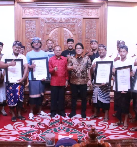 Gubernur Koster serahkan piagam Penghargaan dan Hadiah Pemenang Ogoh-ogoh Terfavorit Tahun Baru Saka 1948 di Jayasabha