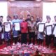 Gubernur Koster serahkan piagam Penghargaan dan Hadiah Pemenang Ogoh-ogoh Terfavorit Tahun Baru Saka 1948 di Jayasabha