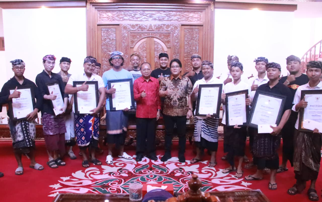 Gubernur Koster serahkan piagam Penghargaan dan Hadiah Pemenang Ogoh-ogoh Terfavorit Tahun Baru Saka 1948 di Jayasabha