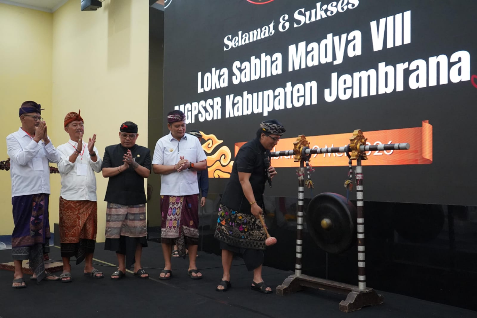 Wagub Giri Prasta resmi membuka Loka Sabha Madya VIII Maha Gotra Pasek Sanak Sapta Rsi Kabupaten Jembrana