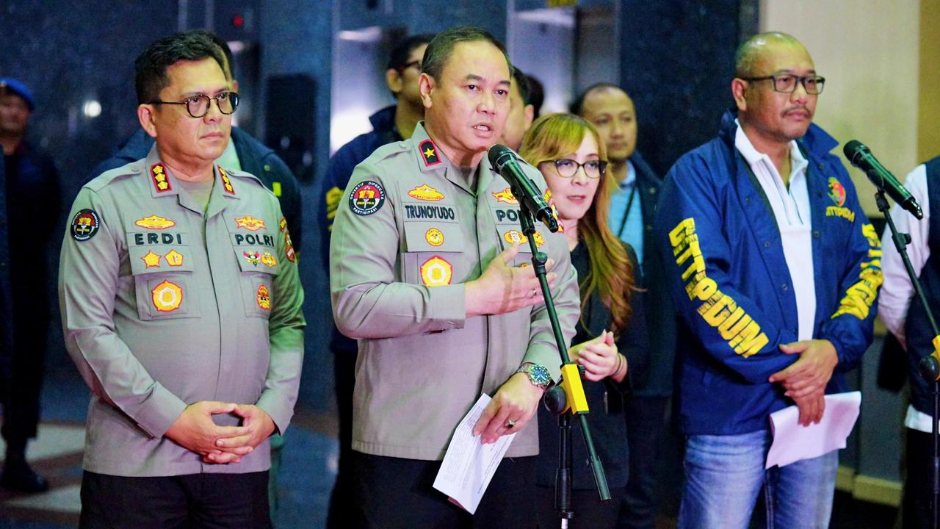 Bareskrim Polri mengungkap praktik perjudian online jaringan internasional yang beroperasi di wilayah Jakarta Barat.