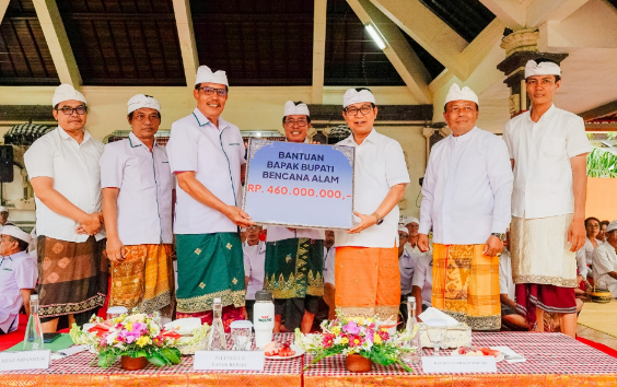 Bupati Adi Arnawa hadiri upacara Melaspas Pura Dalem Gede, Desa Adat Abianbase, Kecamatan Mengwi, Badung, Sabtu (16/5).