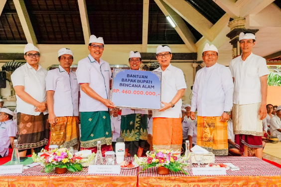 Bupati Adi Arnawa hadiri upacara Melaspas Pura Dalem Gede, Desa Adat Abianbase, Kecamatan Mengwi, Badung, Sabtu (16/5).