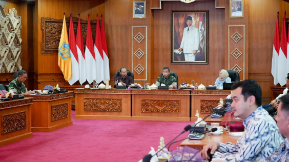 Pemerintah Provinsi Bali saat ini mendorong pembangunan fasilitas Pengolahan Sampah menjadi Energi Listrik (PSEL) sebagai solusi jangka panjang.