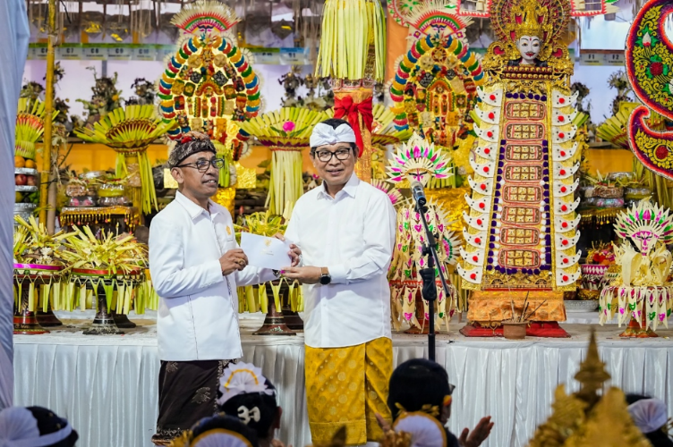 bupati adi arnawa