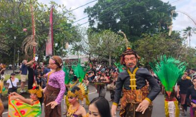 Komunitas Seni Rare Kual, Buleleng menampilkan garapan Ngelawang yang menghadirkan kekhasan tradisi lokal Medawang-dawang di PKB 2026