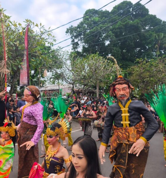 Komunitas Seni Rare Kual, Buleleng menampilkan garapan Ngelawang yang menghadirkan kekhasan tradisi lokal Medawang-dawang di PKB 2026