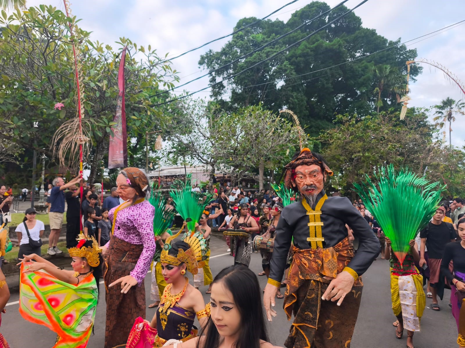 Komunitas Seni Rare Kual, Buleleng menampilkan garapan Ngelawang yang menghadirkan kekhasan tradisi lokal Medawang-dawang di PKB 2026