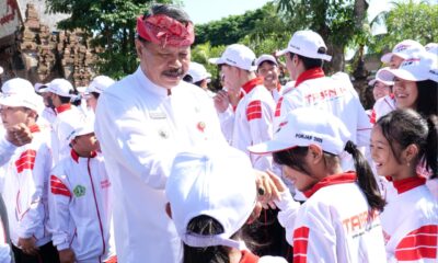 LEPAS KONTINGEN: Wakil Bupati Tabanan I Made Dirga mewakili Bupati Tabanan melepas Kontingen Pekan Olahraga Pelajar (Porjar) Kabupaten Tabanan menuju Porjar Provinsi Bali Tahun 2026 di Halaman Depan Kantor Bupati Tabanan, Senin (1/6). (Foto: Hms Tbn)