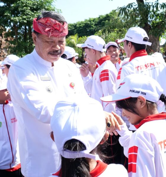 LEPAS KONTINGEN: Wakil Bupati Tabanan I Made Dirga mewakili Bupati Tabanan melepas Kontingen Pekan Olahraga Pelajar (Porjar) Kabupaten Tabanan menuju Porjar Provinsi Bali Tahun 2026 di Halaman Depan Kantor Bupati Tabanan, Senin (1/6). (Foto: Hms Tbn)