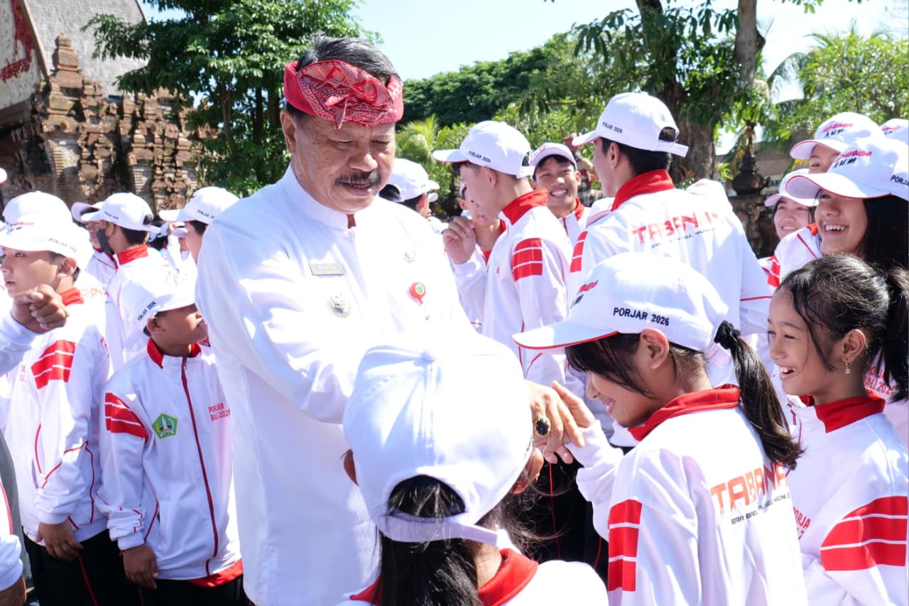 LEPAS KONTINGEN: Wakil Bupati Tabanan I Made Dirga mewakili Bupati Tabanan melepas Kontingen Pekan Olahraga Pelajar (Porjar) Kabupaten Tabanan menuju Porjar Provinsi Bali Tahun 2026 di Halaman Depan Kantor Bupati Tabanan, Senin (1/6). (Foto: Hms Tbn)