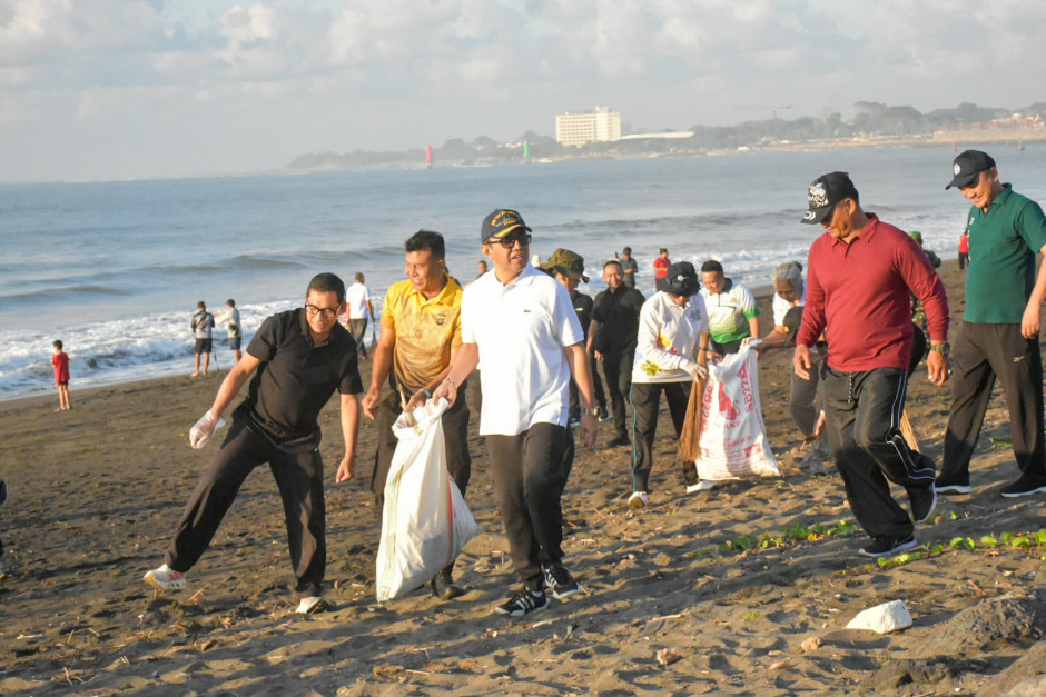 aksi kebersihan pantai padang galak