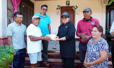 SERAHKAN BANTUAN: Ketua TP PKK Provinsi Bali, Ny. Putri Koster, menyerahkan bantuan usai meninjau telajakan di sepanjang jalan menuju Pura Kahyangan Jagat Kancing Gumi, Desa Adat Batu Lantang, Desa Sulangai, Kecamatan Petang, Kabupaten Badung, Minggu (7/6) pagi. (Foto: Hms Pemprov Bali)