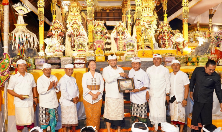 pura dalem pingit