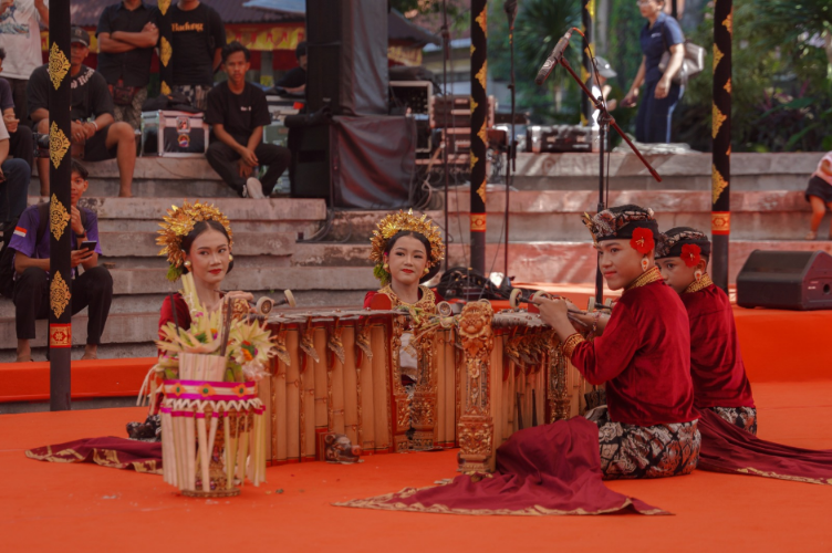 lomba gender